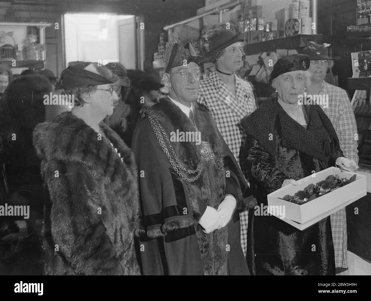 Prinzessin Helena Victoria eröffnet Weihnachtsmarkt im St. Thomas 's Hospital. Prinzessin Helena Victoria mit dem Bürgermeister von Lambeth, Stadtrat L S Bickley, auf dem Markt. 19. November 1935 Stockfoto