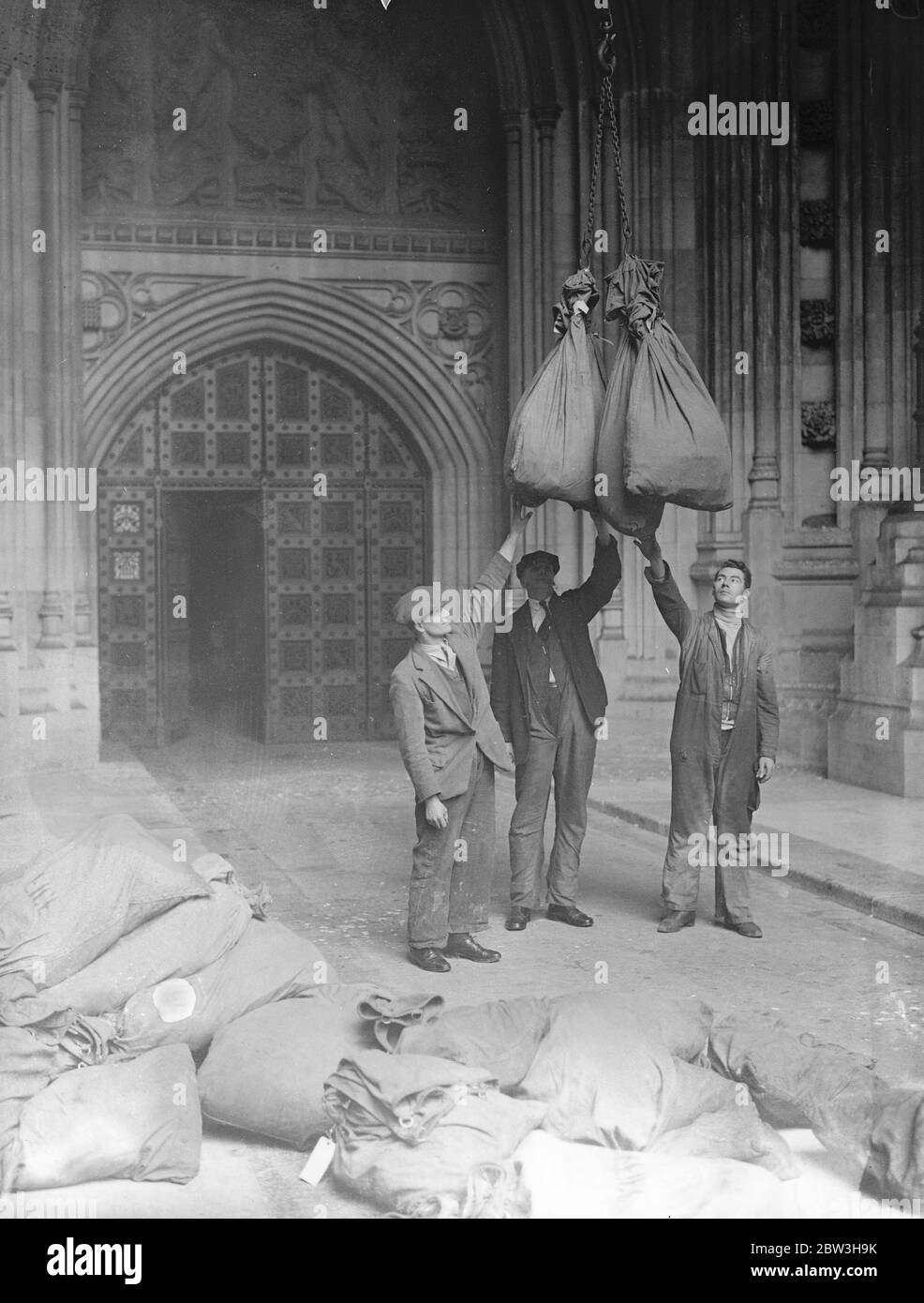 Abstimmungen, die Herrn Ramsay Macdonald seinen Sitz im parlament gekostet haben, der in den Victoria Tower gezogen wurde. Die Seaham Wahlpapiere in den Victoria Tower in den Houses of Parliament zu schleppen. 18. November 1935 Stockfoto