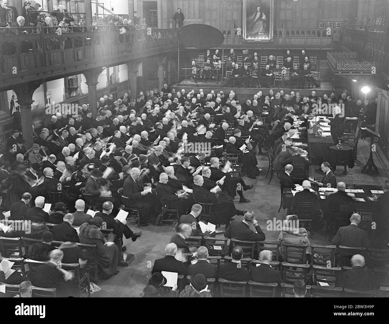 Erzbischof von Canterbury eröffnet Herbstversammlung der Kirche in Westminster. Der Erzbischof von Canterbury leitet das Gebet bei der Eröffnung der Kirchenversammlung . 18. November 1935 Stockfoto