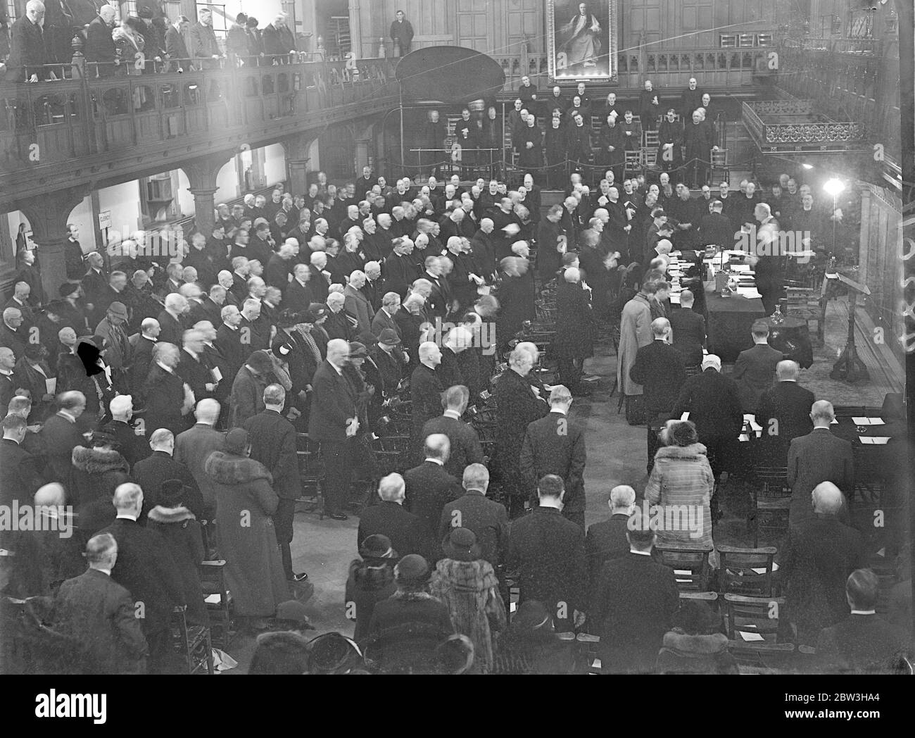 Erzbischof von Canterbury eröffnet Herbstversammlung der Kirche in Westminster. Der Erzbischof von Canterbury leitet das Gebet bei der Eröffnung der Kirchenversammlung . 18. November 1935 Stockfoto