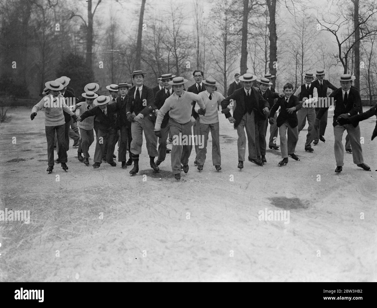 Strohhüte und Schlittschuhe bei Harrow . Mit dem See in der Schule Gelände durch die Kälte eingefroren, haben Harrow School Jungen eine perfekte Eislaufbahn vor ihrer Tür. Alle Jungs entpuppten sich zu skaten, aber auch das kalte Wetter konnte sie nicht dazu bewegen, ihre traditionellen Strohhüte zu vergessen. Telefon zeigt, Harrow Jungen, jeder mit seinem Strohhut, Skaten auf dem gefrorenen See auf dem Schulgelände. 13 Februar 1936 Stockfoto