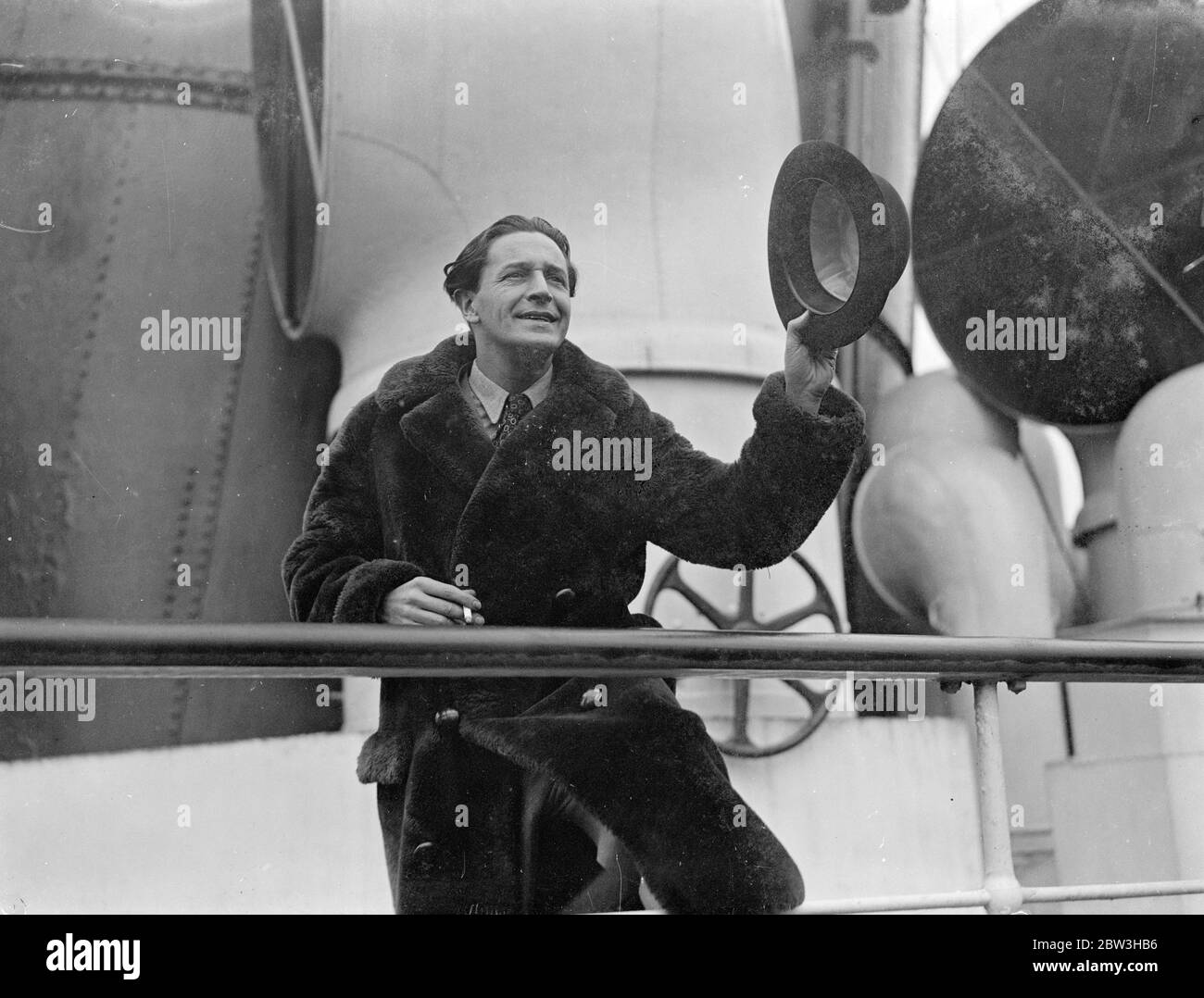Ivor Novello reist nach Amerika auf Vergnügungsreise. Ivor Novello winkt Abschied bei der Abreise aus Southampton . Januar 1936 Stockfoto