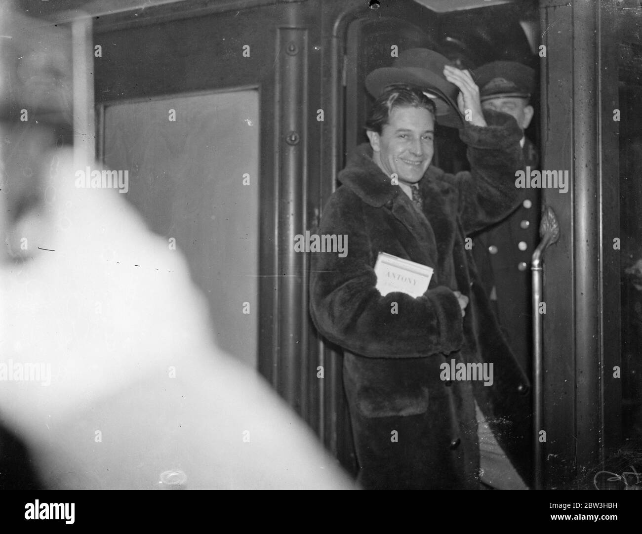 Ivor Novello reist nach Amerika auf Vergnügungsreise. Ivor Novello bei der Abfahrt von Waterloo. Januar 1936 Stockfoto
