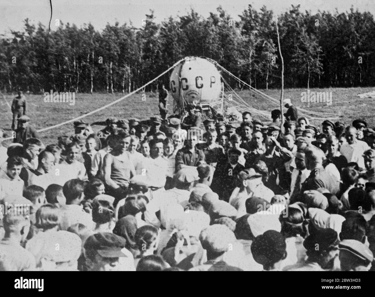Sowjetische Stratosphäre Ballonfahrer Abstieg nach Rekordflug . Foto zeigt ; Professor Alexander Verlgo steht bei der Gondel nach der erfolgreichen Landung in einer Waldlichtung bei Tula , 150 Meilen von Moskau . 17 Juni 1935 Stockfoto