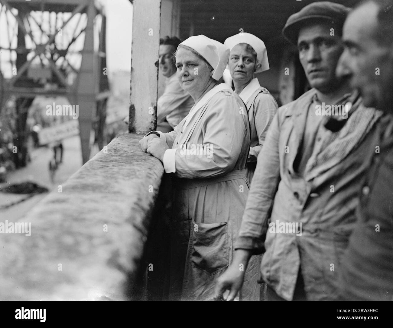 SS Mauretania nimmt ihre letzte Reise von Southampton zu den Metal Industries Abbrechern nach Rosyth.. Kapitän A T Brown . Foto zeigt, Frau N Edwards, Stewardess auf der RMS Mauretania seit 1908, sieht niedergeschlagen aus, als sie ihre letzte Reise auf dem Liner beginnt. Juli 1935 Stockfoto