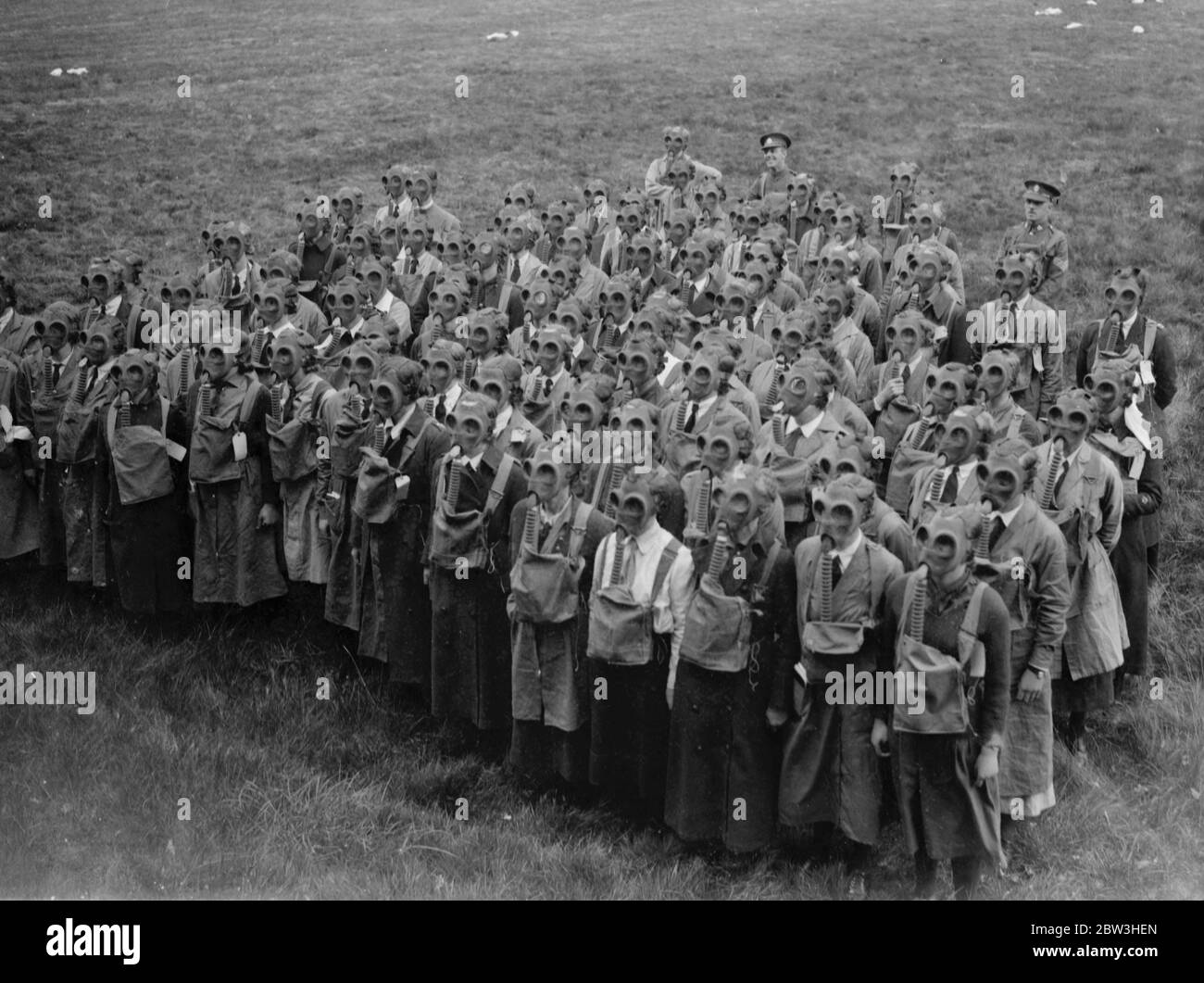 Siebenhundertfünfzig Rotes Kreuz, VAD ' s nehmen an Anti - Gas-Übungen in der Nähe von Winchester. Foto zeigt, Krankenschwestern, mit Gasmasken Rauschen über ein Feld während eines Gasangriffs. 21 Mai 1935 Stockfoto