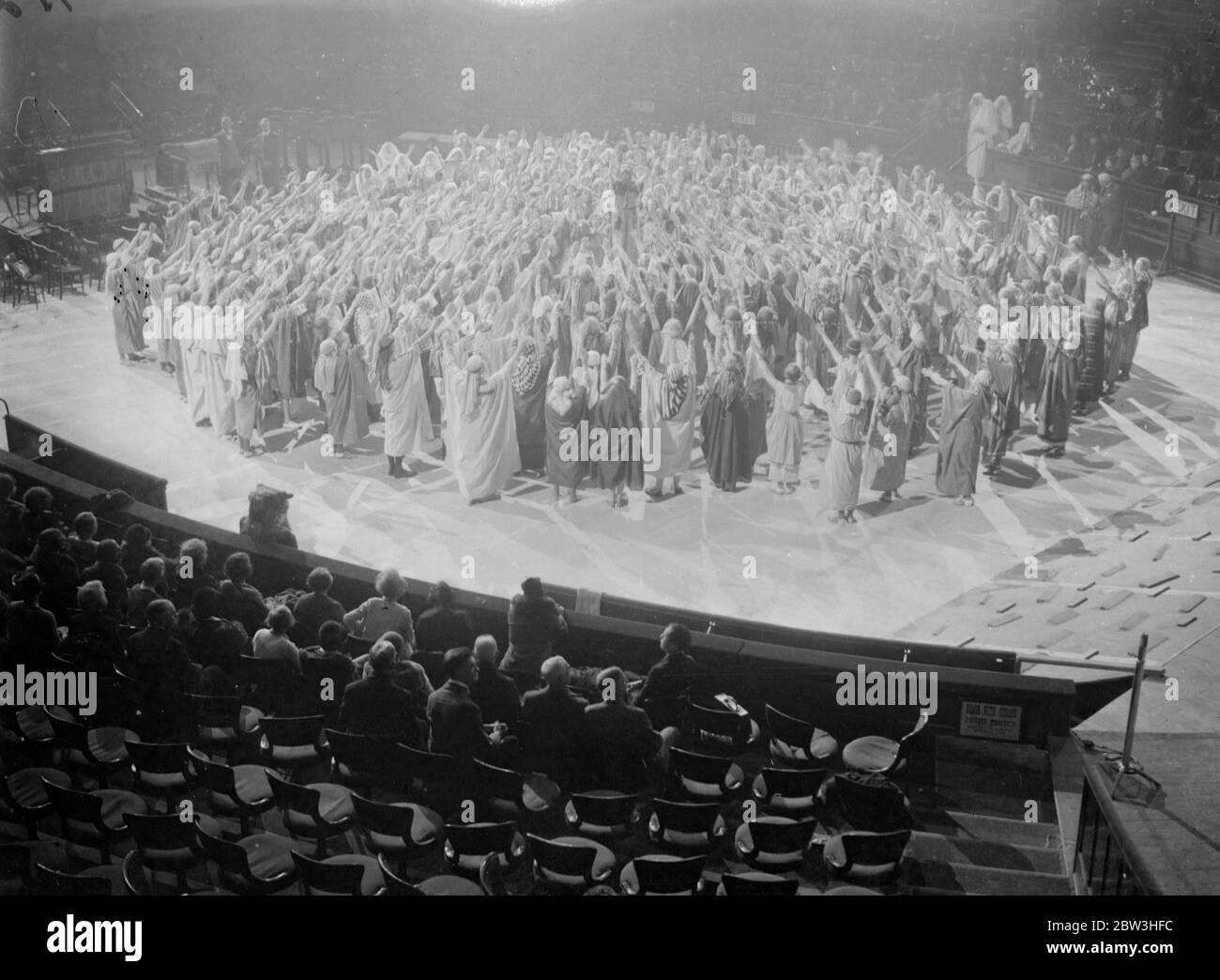 Generalprobe von Mendelssohn 's Elijah in der Albert Hall, London. Tausend Choristen in einem beeindruckenden Schauspiel. Herr Henry Gill als Elijah ist im Zentrum. 10 Februar 1935 Stockfoto