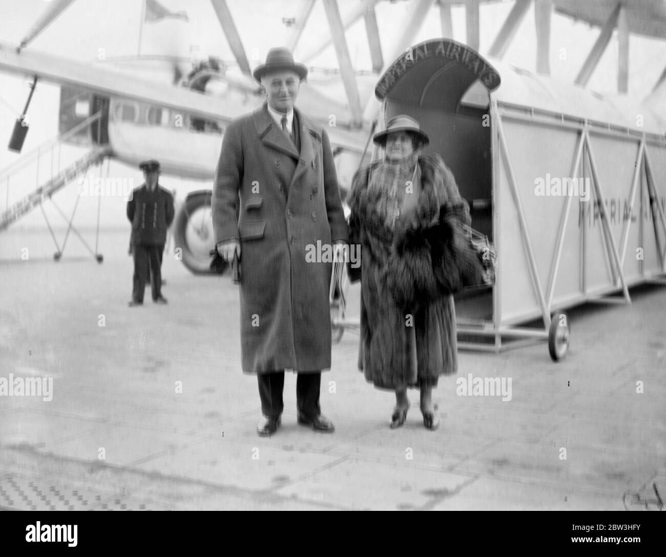 Sir John Simon, der Außenminister und Lady Simon verlassen den Flughafen Croydon, um am Bankett der britischen Handelskammer in Paris teilzunehmen. Februar 1935 Stockfoto