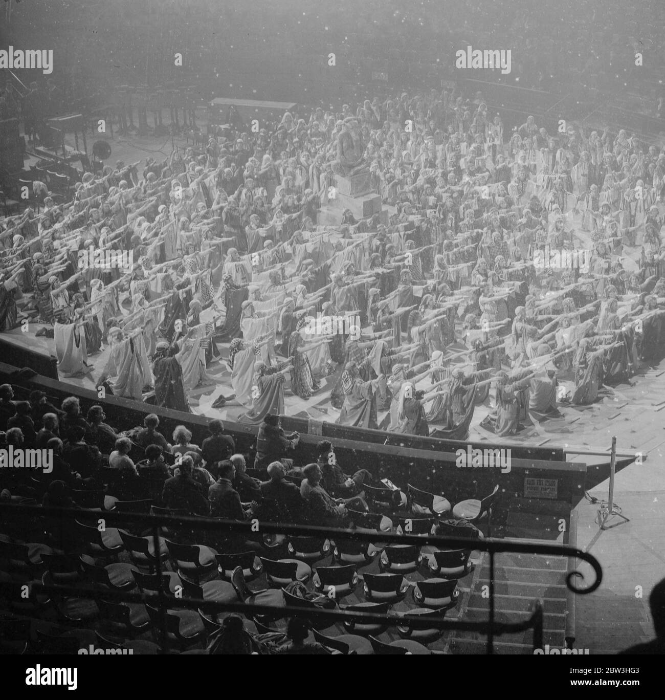 Generalprobe von Mendelssohn 's Elijah in der Albert Hall, London. Tausend Choristen in einem beeindruckenden Schauspiel. Herr Henry Gill als Elijah ist im Zentrum. 10 Februar 1935 Stockfoto