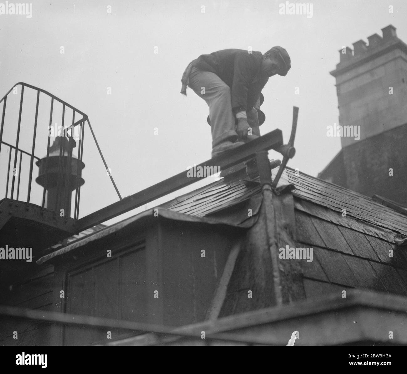 Ein Relikt des achtzehnten Jahrhunderts London wird abgerissen. Ein Arbeiter, der das Old Watch House in der Oxford Street abreißen will. 11 Februar 1935 Stockfoto