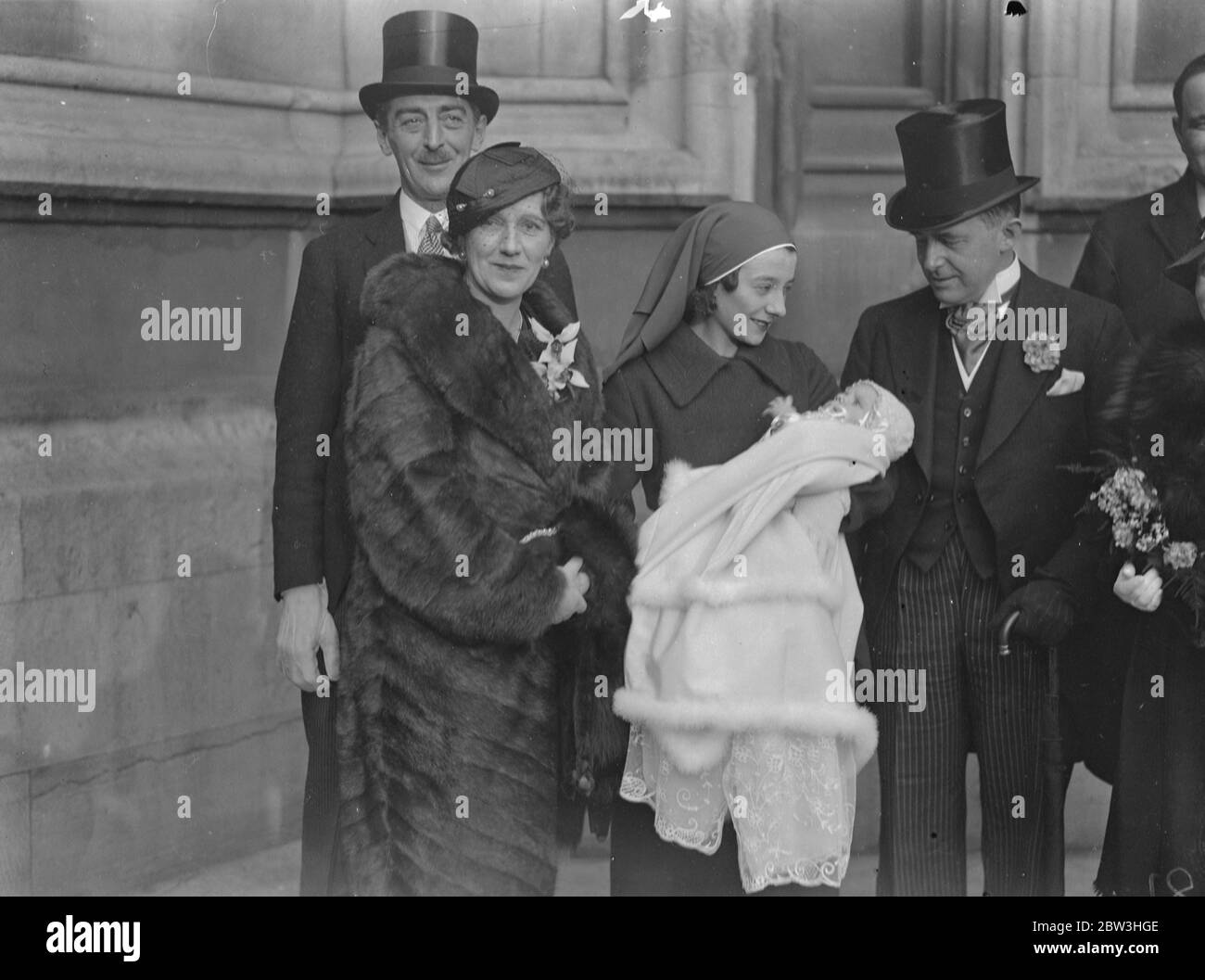 MP 's Sohn getauft von Bischof von Gloucester in Krypta der Houses of Parliament . Frau Leslie Boyce (in Pelzmantel), das Baby im Arm seiner Krankenschwester, Herr H Leslie Boyce, MP (neben der Krankenschwester) und Major Bevan (links zurück) nach der Taufe. Februar 1935 Stockfoto