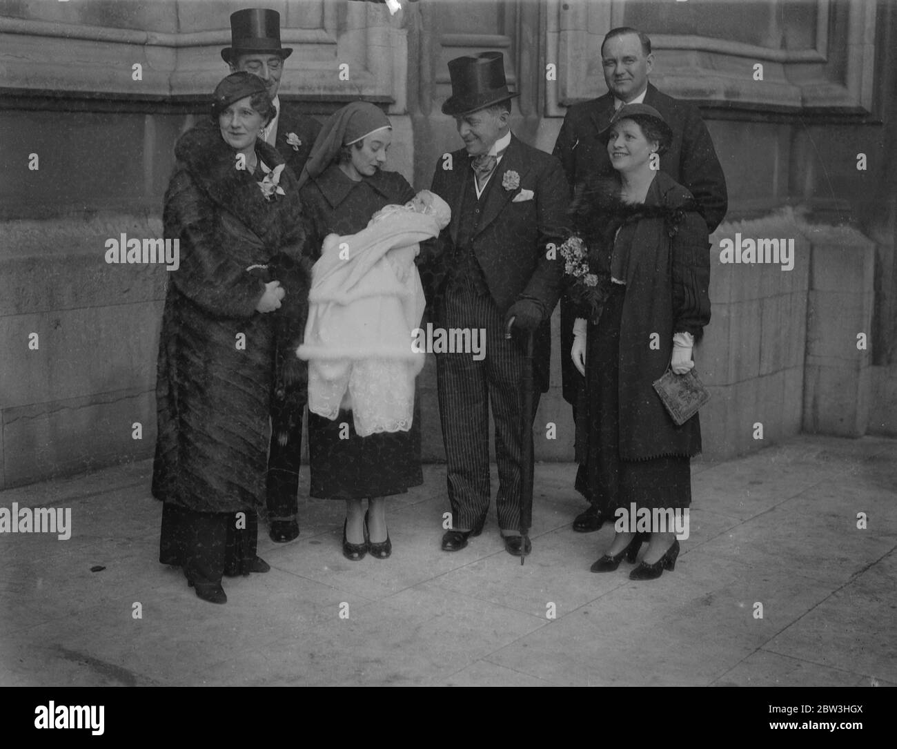 MP 's Sohn getauft von Bischof von Gloucester in Krypta der Houses of Parliament . Frau Leslie Boyce (in Pelzmantel), das Baby im Arm seiner Krankenschwester, Herr H Leslie Boyce, MP (neben der Krankenschwester) und Major Bevan (links zurück) nach der Taufe. Februar 1935 Stockfoto