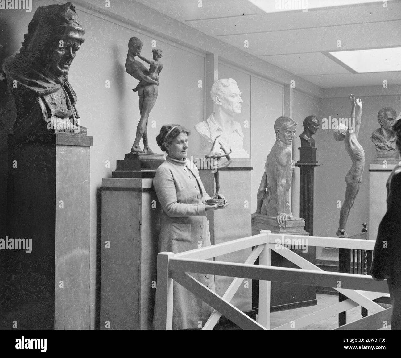 Lady Hilton Young zu machen Jubiläums Büste des Königs . Lady Hilton Young mit einigen ihrer jüngsten Arbeiten in ihrem Londoner Studio. Links im Vordergrund ist eine Büste von Captain Scott, dem Entdecker, der Lady Young' erster Ehemann war. Mitte ist eine Büste des Duke of York . 12 Februar 1935 Stockfoto