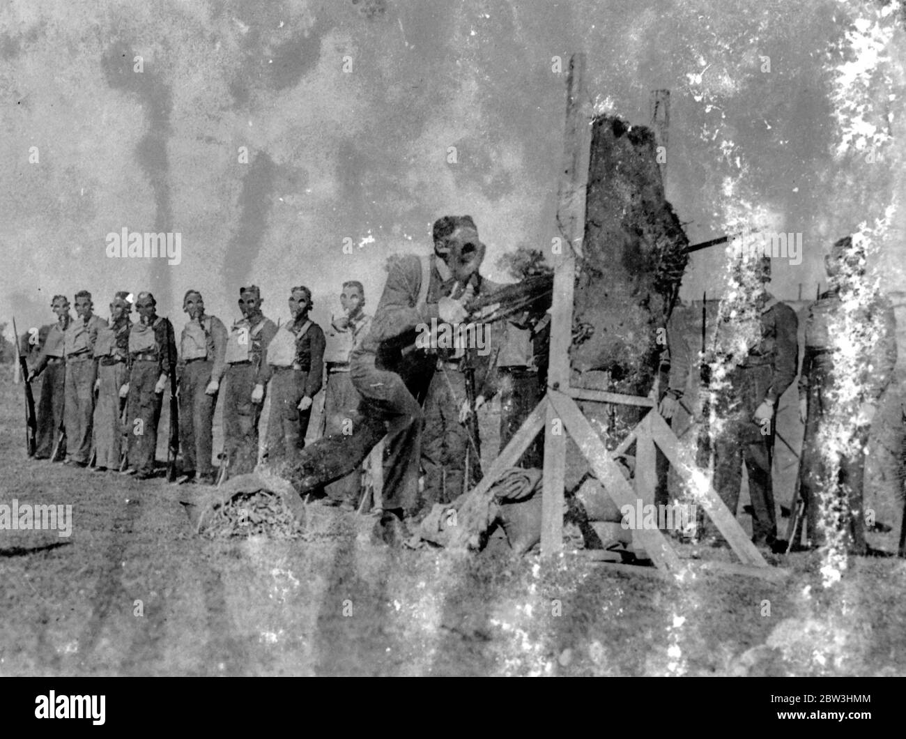 Bajonettpraxis Im Gas - Masken Für Australische Rekruten . Bajonett Praxis in Gas - Maske in der Ausbildung von Rekruten an die australische Armee in Fort Franklin, Portsea, Victoria, Australien. Foto zeigt : EIN Rekrut an die Royal Australia Ingenieure bei Bajonett in einem Gas - maske von anderen in Fort Franklin , Portsea , aus beobachtet 6 Aug 1936 Stockfoto