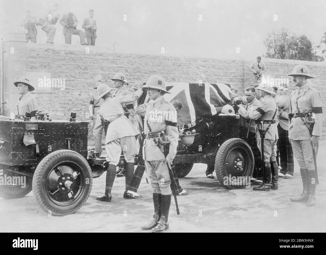 RAF Wüste Crash Opfer gegeben militärischen Beerdigung in Kairo . Ruhige Menschenmassen Straße. Die sieben Männer, drei britische Offiziere und vier Mitglieder der RAF, die getötet wurden, als die Truppe, die Flugzeug, in dem sie Passagiere waren, abstürzte und von einem Landeanschlag während der Nachtoperation in Mersa Matruh an der libyschen Grenze abgefeuert wurde, erhielten eine volle militärische Beerdigung In Kairo . Vertreter von König Farouk und der ägyptischen Regierung, mit Sir Miles Lampson, British High Commissioner, folgten die Waffenwagen auf den britischen Friedhof. Abteile von jedem britischen Regiment in Ägypten Linie Stockfoto