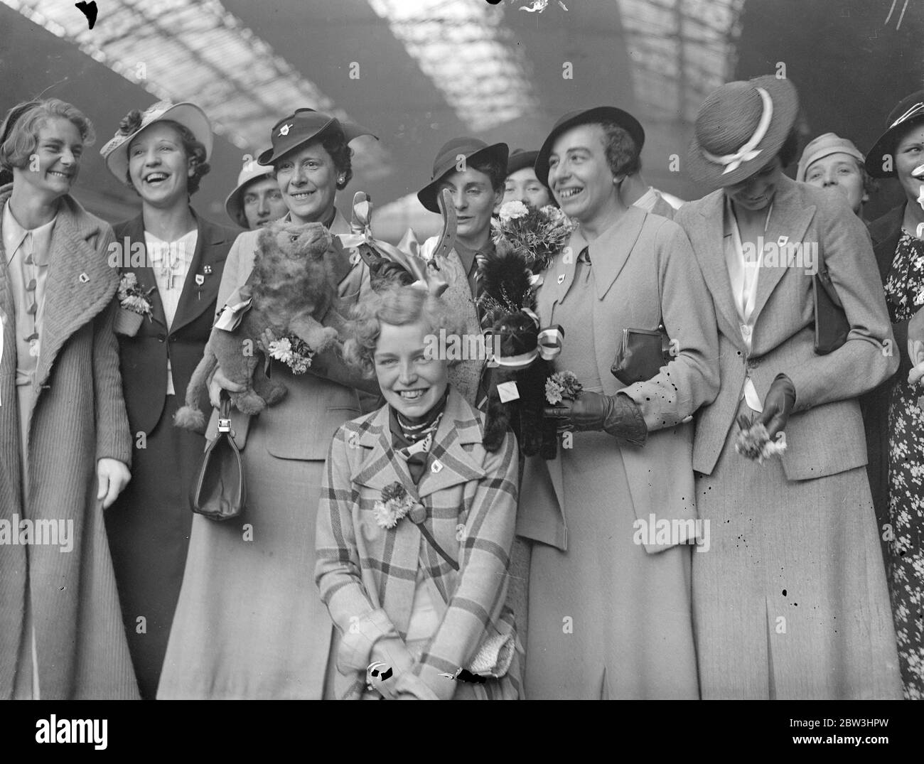 Britische Sportlerinnen verlassen für Olympische Spiele. Die Mädchen Athleten bilden Großbritanniens Frau ' s Team für die Olympischen Spiele , links Victoria Station , London , nach Berlin, wo die Spiele 1936 nächste Woche öffnen . Das Team umfasst Beamte, ein Künstler, zwei Schülerinnen und Studenten der Universität, und wird von Frau Cornell, der Manager geleitet. Foto zeigt, die britische Frauen-Team für die Olympischen Spiele bei der Abreise aus Victoria. 30 Juli 1936 Stockfoto