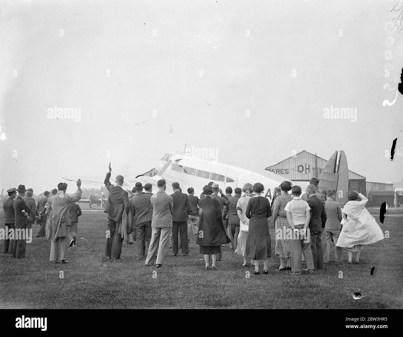 Lord Sempill verlässt Hanworth an sechs Tagen Australien und zurück Versuch. Poting ein 200 Meile eine Stunde 18 Sitzer Monospar Flugzeug, Lord Sempill, begleitet von einer Besatzung von drei, links Hanworth Aerodrome auf seinem zweiten Versuch, von England nach Australien und zurück in sechs Tagen fliegen. Er hofft, die 12, 000 Meilen nach Melbourne in der Rekordzeit von 70 Flugstunden zu decken. Der erste Flug, der Anfang dieses Monats begann, wurde in Wien aufgrund eines Defekts in der Hilfsanlage Benzinversorgung aufgegeben. Foto zeigt, das Flugzeug in der Luft, wie es Hanworth auf dem Rekordversuch verlassen. 30 Juli 1936 Stockfoto