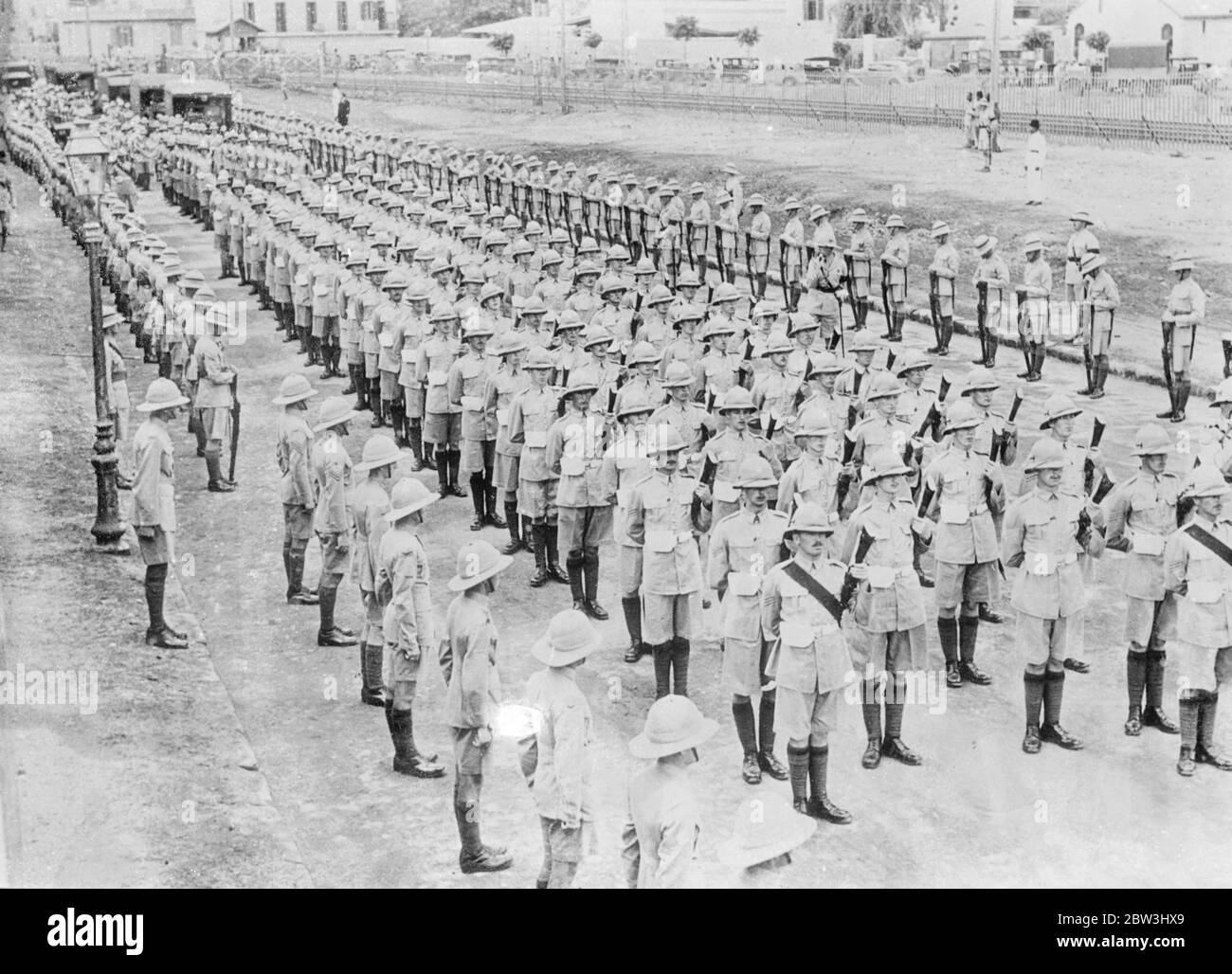 RAF Wüste Crash Opfer gegeben militärischen Beerdigung in Kairo . Ruhige Menschenmassen Straße. Die sieben Männer, drei britische Offiziere und vier Mitglieder der RAF, die getötet wurden, als die Truppe, die Flugzeug, in dem sie Passagiere waren, abstürzte und von einem Landeanschlag während der Nachtoperation in Mersa Matruh an der libyschen Grenze abgefeuert wurde, erhielten eine volle militärische Beerdigung In Kairo . Vertreter von König Farouk und der ägyptischen Regierung, mit Sir Miles Lampson, British High Commissioner, folgten die Waffenwagen auf den britischen Friedhof. Abteile von jedem britischen Regiment in Ägypten Linie Stockfoto