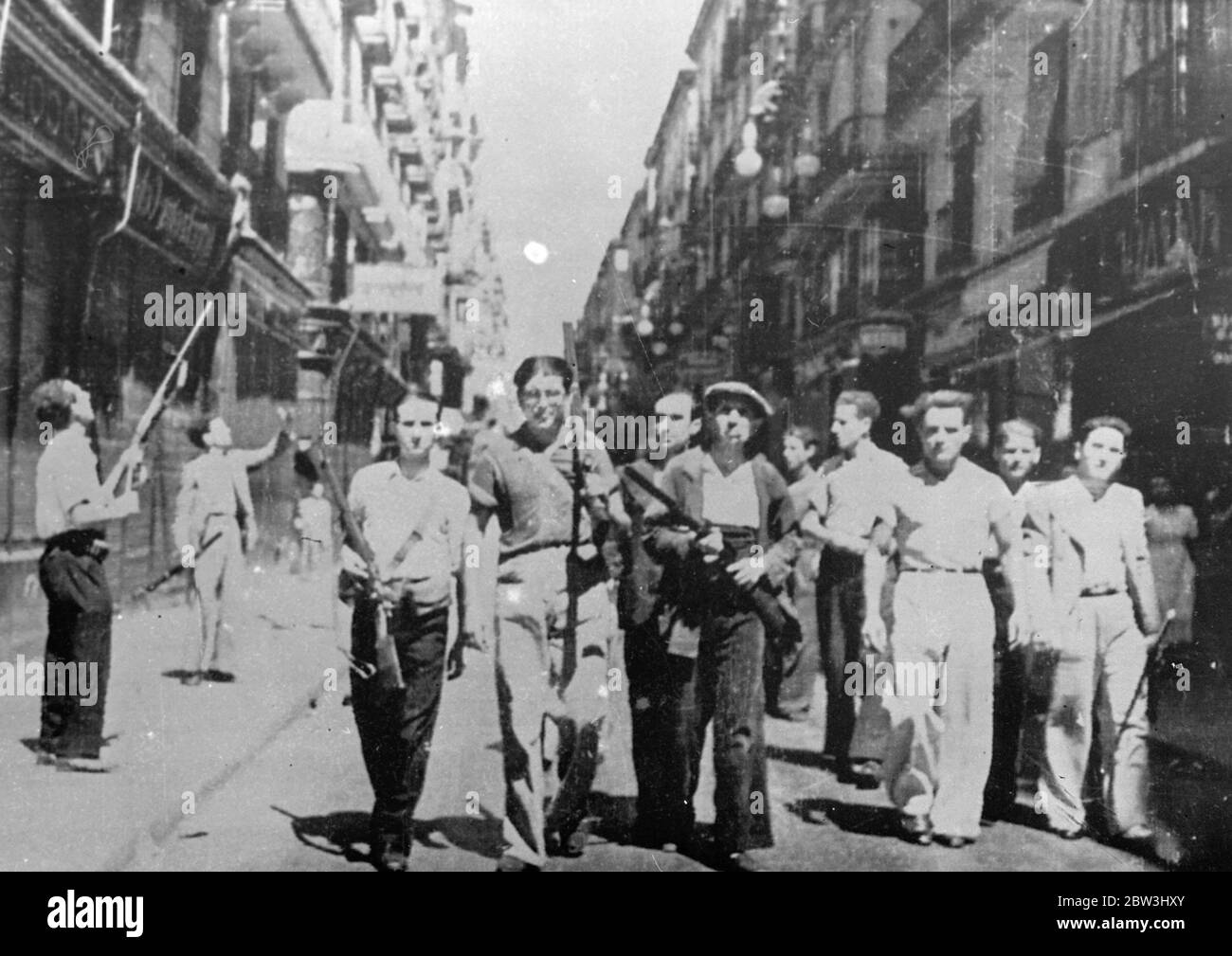 Barcelona Zentrum Der Schwersten Kämpfe Des Bürgerkrieges 8,000 Tote . Barcelona war das Zentrum der schwersten Kämpfe des Bürgerkriegs gewesen. Bei den zahlreichen Straßenschlachten und Bombenangriffen werden 8,000 Menschen getötet. Die Regierung behauptet nun, die Kontrolle in der Stadt zu haben. Diese Bilder wurden per Flugzeug nach Marseille und telephotoed nach London geschickt. Foto zeigt : bewaffnete Männer patrouillieren die Straßen von Barcelona . Juli 1936, 23 Stockfoto