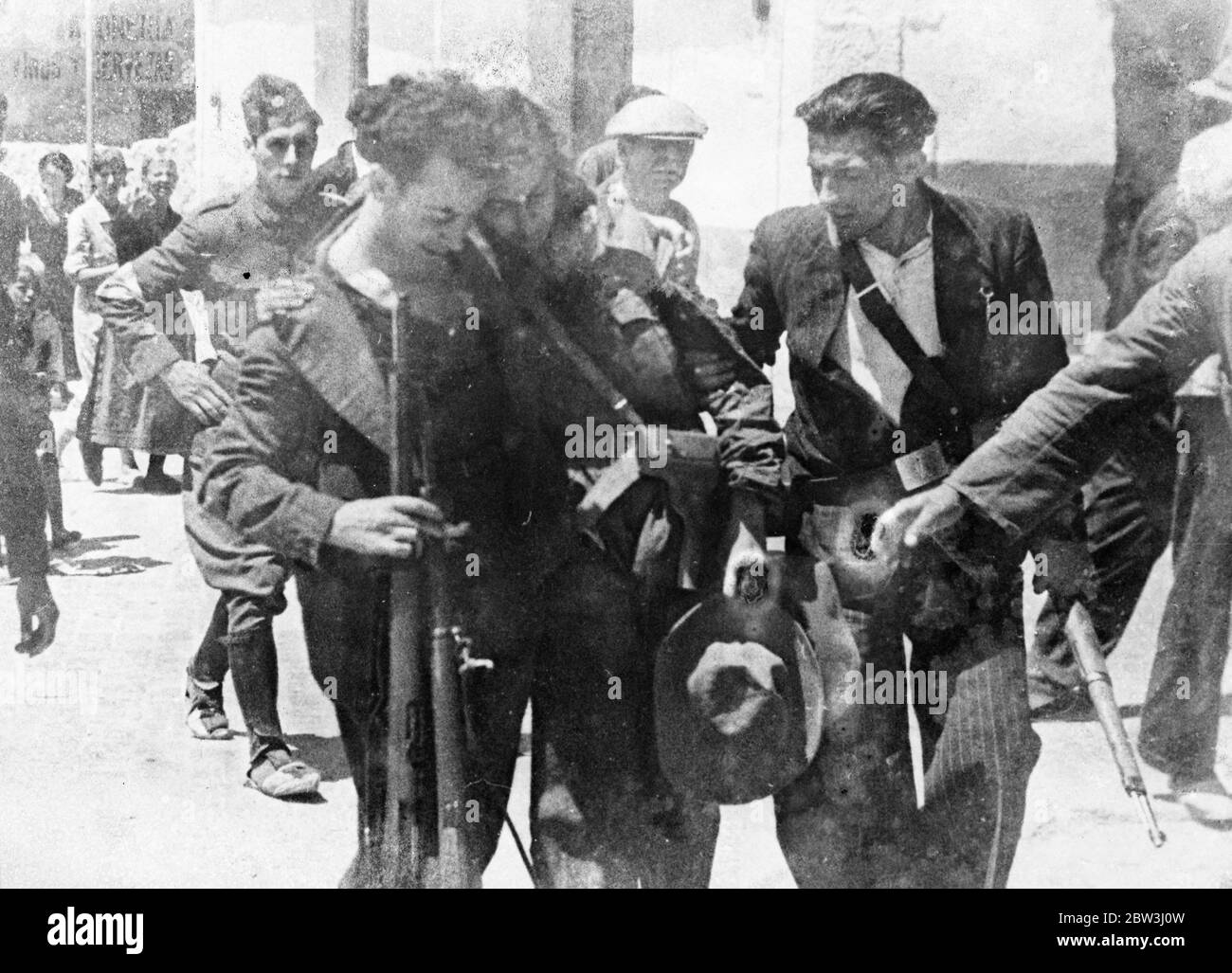 Frau in der Schlacht von Guadarrama im Spanischen Bürgerkrieg verwundet. Dieses Bild , gerade in London von Luft empfangen , zeigt eine Frau, die für die Regierung gekämpft , wird in ein Krankenhaus geholfen, nachdem sie schwer verletzt worden war in den Kämpfen in Guadarrama , wo die Regierungstruppen engagiert die Rebellen Vormarsch auf die Hauptstadt . Guadarrama, die natürliche Bergmauer im Norden von Madrid, wurde Schauplatz der heftigsten Kämpfe des spanischen Bürgerkriegs. 28 Juli 1936 Stockfoto