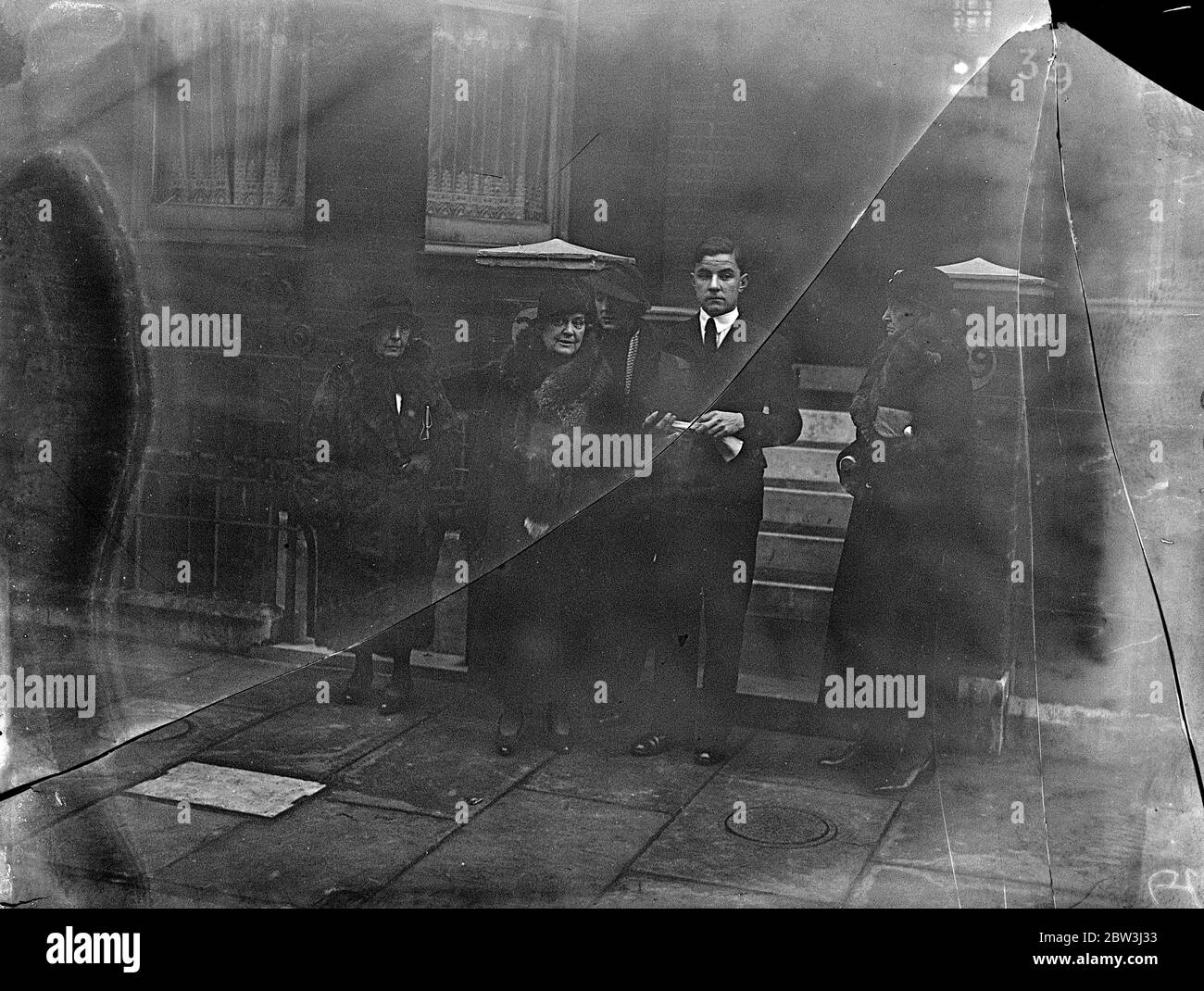 Körper von Earl Jellicoe kommt in Westminster Abbey für liegen in Staat. Der Körper von Earl Jellicoe wurde nach Westminster Abbey von seinem Haus in Egerton Gardens, für die liegen im Staat bis zum Staatsbegräbnis auf London. Foto zeigt, die Witwe, Lady Jellicoe, und die 17 Jahre alte neue Earl Jellicoe beobachten den Sarg verlassen für Westminster Abbey. 22. November 1935 Stockfoto
