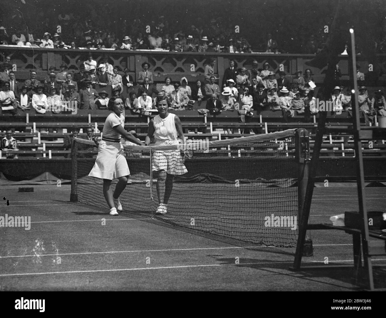 Damen Singles bei Wimbledon Championships . Foto zeigt : Susan Noel ( links ) Handschütteln nach dem Sieg [ Audrey Allister ?] 23 Juni 1936 Stockfoto