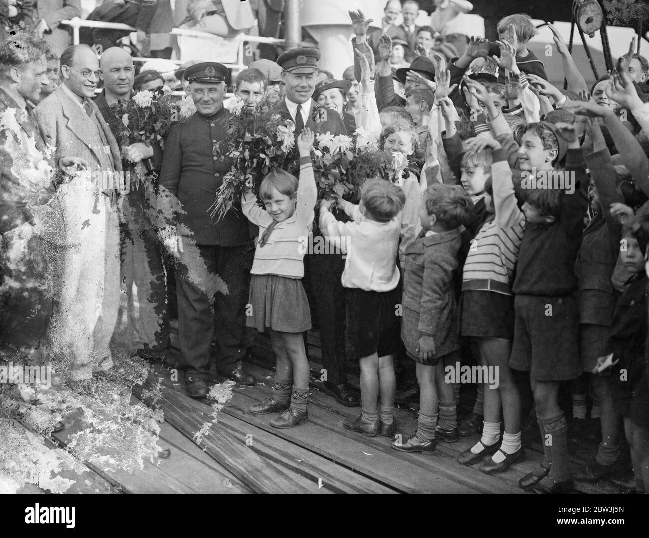 Der Stalingrad erste Frachter, der eine Reise durch den Polarkreis macht, kommt in London an. Kapitän R Melechov von Kindern der sowjetischen Kolonie in London bei der Ankunft in Surrey Docks begrüßt. 28. September 1935 Stockfoto