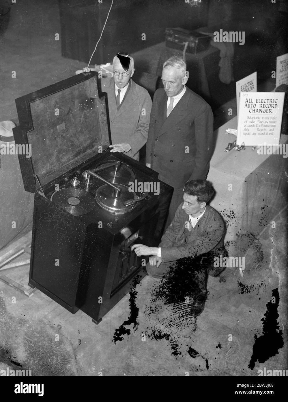 Radiogramm, das 500 Datensätze non stop auf der Sicht auf Erfindungen Ausstellung in der Central Hall, Westminster spielen kann. Die drei Erfinder mit ihrem neuen Radiogramm - von links nach rechts - Herrn H Winkwood , Herrn J F Southgate , und Herrn F H Miller . Oktober 1935 Stockfoto