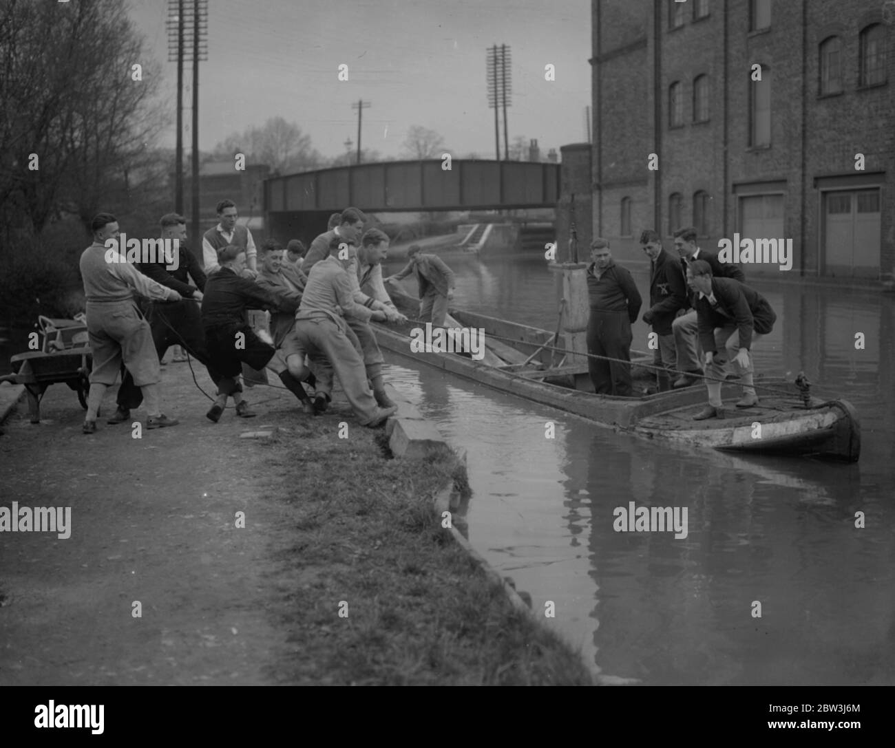 Deutsche Jungs arbeiten sich in der englischen Schule. Im Rahmen des Austauschsystems für Bildung . Gezogen aus allen Teilen Deutschlands, eine Reihe von Jungen haben sich die Schüler an der Berkhampstead School, Hertfordshire, im Rahmen des internationalen Bildungs-Austauschsystems. Die deutschen Schüler, deren Alter durchschnittlich fünfzehn Jahre, nehmen ihren Unterricht bei den englischen Jungen und sind in der normalen Routine der Schule. Im Gegenzug arbeiten sie freiwillig, auf dem Gelände und auf umliegenden Bauernhöfen. Derzeit helfen sie den Berkhampstead-Jungen, ein neues Spielfeld für die Schule zu bauen. Stockfoto