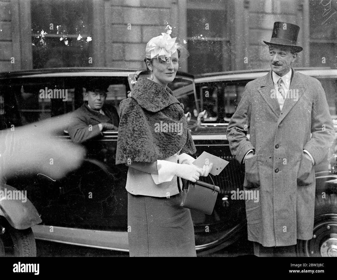 Hut Mode in der Royal Academy privaten Blick . Frauen Besucher der Royal Academy privaten Blick auf Burlington House, bot eine interessante Mode-Parade. Foto zeigt, Frau Ramsay Harvey ein, modischer Besucher der privaten Ansicht. Ihr Hut und Pelzumhang erregten Aufmerksamkeit. Mai 1936 Stockfoto