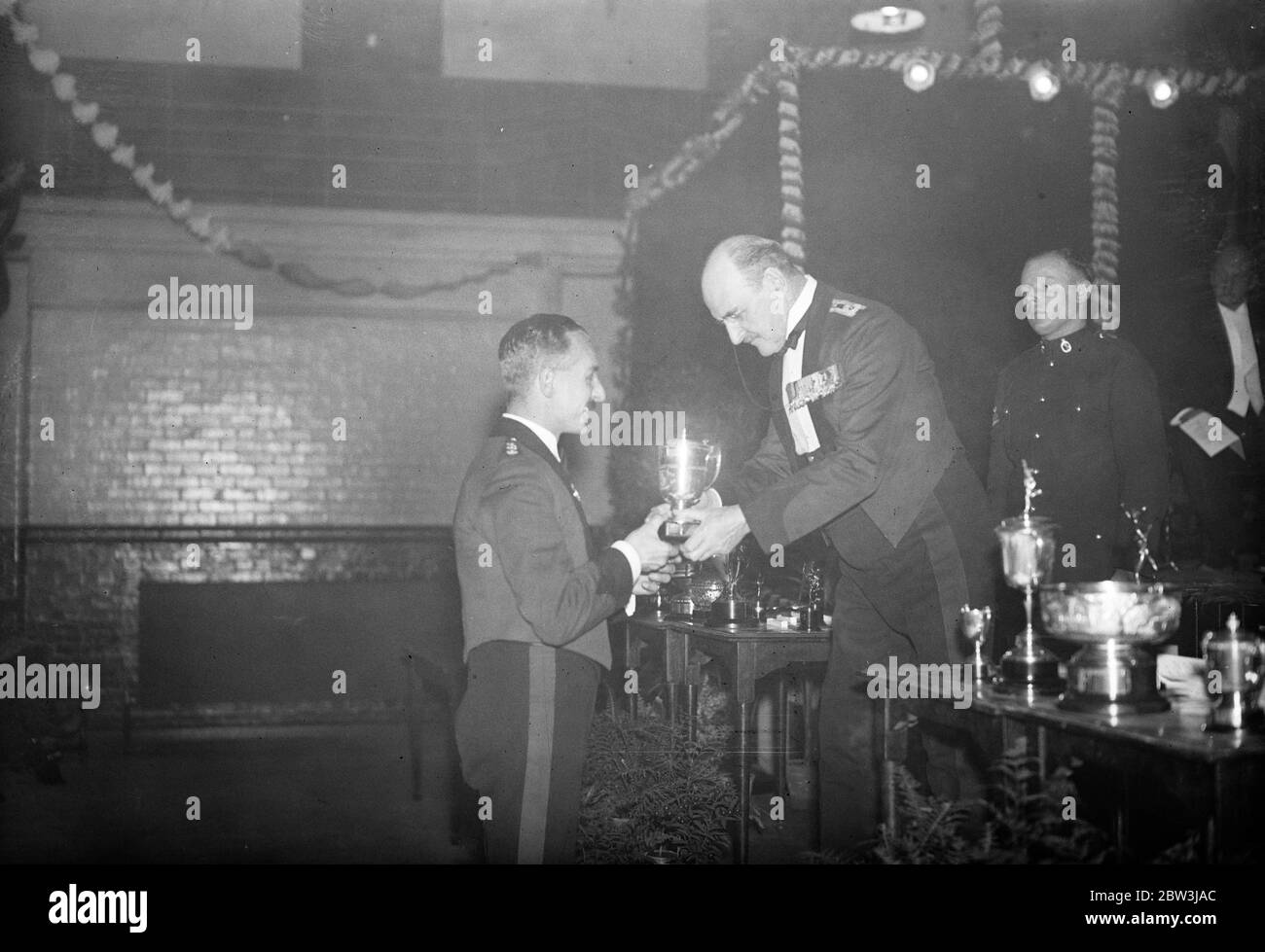 Viscount Allenby verteilt Preise an City of London Signale . Viscount Allenby präsentiert die Inter Company Effizienz Cup gewonnen von No 2 Company , Kapitän G M Welsford , der Kommandant . Dezember 1935 Stockfoto