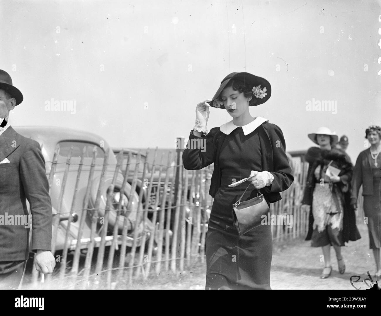 Smart Frau Racegoer bei Epsom am "Ladies Day" die Oaks, "Ladies' Day" brachte viele attraktive weibliche Mode zu Epsom. Foto zeigt, Miss Diana Betall trägt einen großen Blumenkasten bei Epsom. 29 Mai 1936 Stockfoto