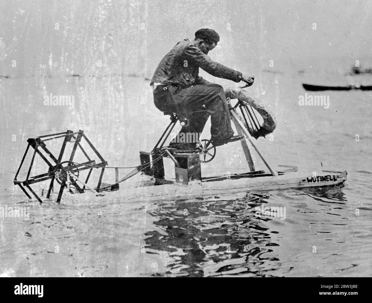 Nur EIN Cast - Off Fahrrad und 80 Cent - aber er baute sich EIN Speed - Boot Robert Simpson , 18 - Jahr - alten Mechaniker von San Rafael , Kalifornien , USA hatte nur 80 Cent ( ca. 16 Schilling ) und ein Cast - off Fahrrad . Aber mit viel Inginuity gelang es ihm, ein Miniatur-Speed-Boot zu produzieren. Montage des Fahrradrahmen auf ein Paar Schwimmern fuhr er ein rohes Paddel, am Heck befestigt, mittels der Kette und Zahnrad. Foto zeigt: Robert Simpson testet seine eigentümliche, Hause - gemacht Geschwindigkeit - Boot. [ 1936 ] Stockfoto
