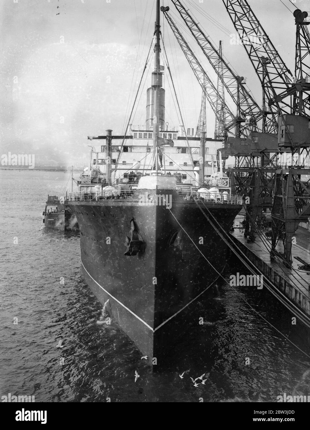 Scythia, berühmte Luxus-Liner, zur Troopship umgewandelt. Armee Lastwagen geladen . Armee Lastwagen neben Scythia, in Southampton, bereit, an Bord geschwungen werden. Januar 1936 Stockfoto