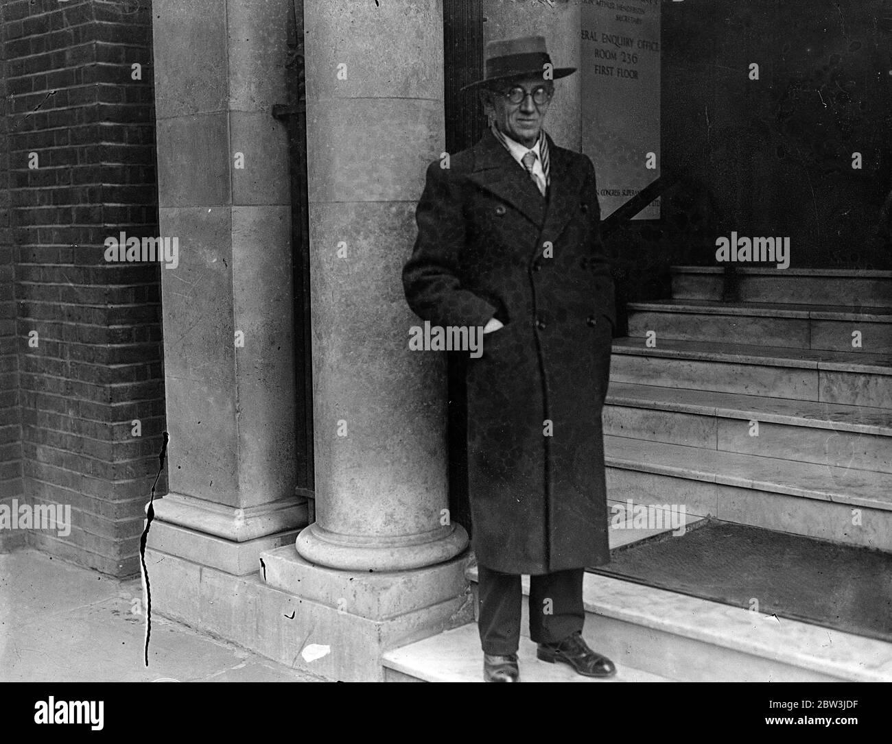 Schweizer Vertreter kommen zum zweiten internationalen Treffen nach London. Die zweite ( Socialist ) International ist Treffen im Transport House , Westminster , London . Delegierte aus ganz Europa nehmen an der Konferenz der Internationalen Teil. Die zweite Internationale wurde 1889 gegründet und nach dem Krieg auf der Hamburg-Konferenz 1923 wieder gegründet. Foto zeigt, M Graber, der Schweizer Vertreter, Ankunft für die Sitzung. 18 März 1936 Stockfoto