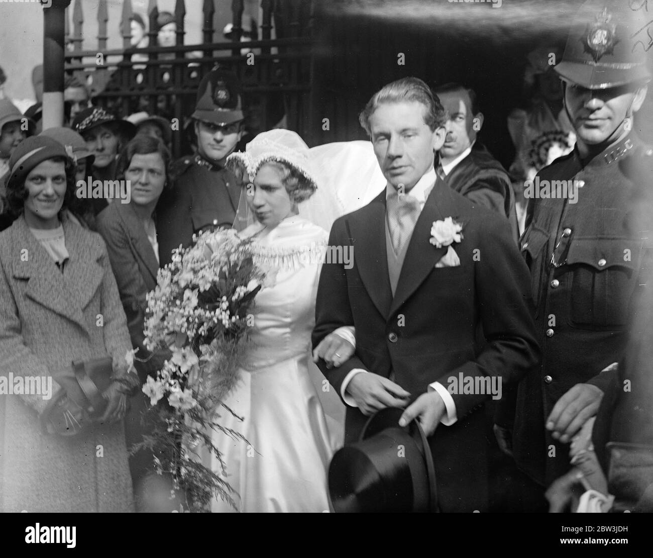£300,000 Erbin Enkelin von Barney Barnato verheiratet mit Anwalt. Miss Olive Haxton heiratet Herrn Fitzroy Poget Upsall Phillips in der St Mark 's Church, North Audley Street, London. 27. September 1935 Stockfoto