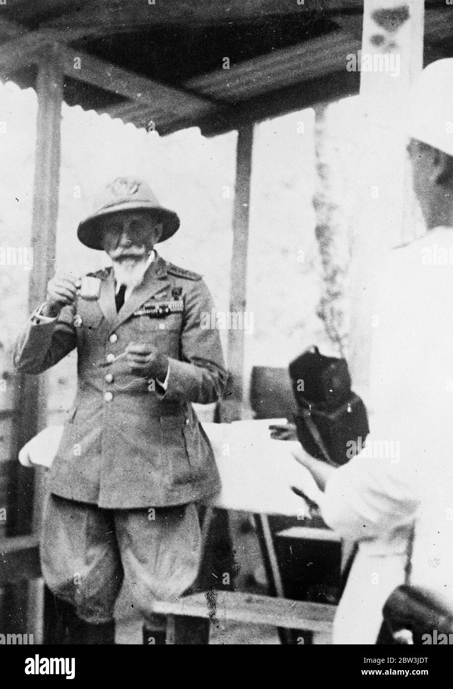 Eine Tasse Kaffee für den General . General de Bono, italienischer Oberbefehlshaber in Ostafrika, über eine informelle Tasse Kaffee genießen. 13. September 1935 Stockfoto