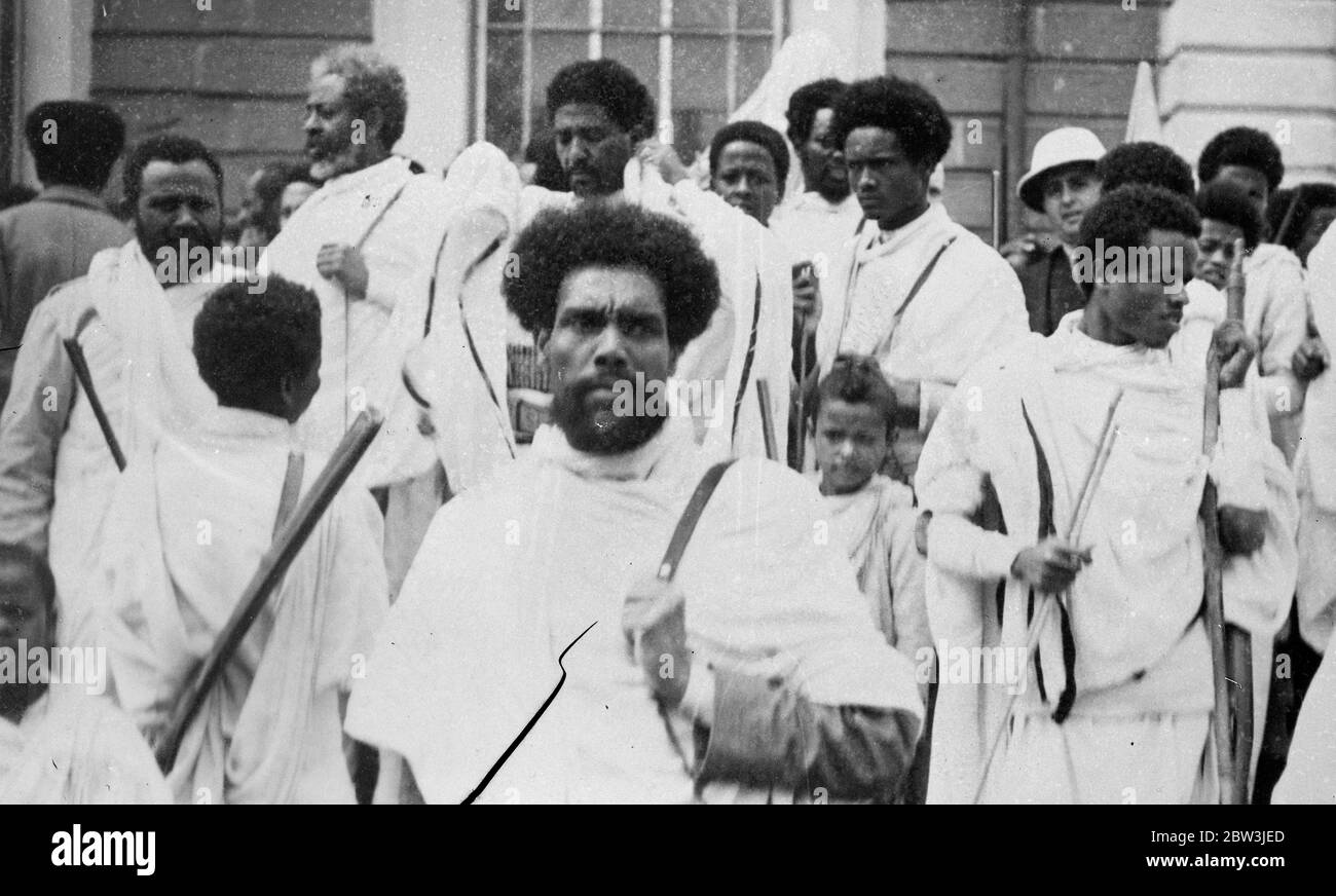 Kaiser Haile Selassie von Äthiopien nimmt großen Dienst plädiert für den Frieden in Abessinien und in der ganzen Welt, die in der Kathedrale von St. George in Addis Abeba stattfand. Foto zeigt, bewaffnete Wachen unter der Menge. September 1935 Stockfoto