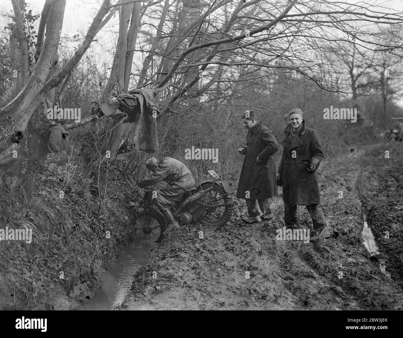 Fahrer lädt den Graben während Wickham Motor Trials bei Blindley Heath . Die Wickham Motor Club Inter Club Team-Studie fand über einen Kurs dick mit Schlamm durch den jüngsten Regen gemacht , in Blindley Heath , Surrey . Foto zeigt R Meier ( 248 Ariel ) von Wickham Club Gebühren in die Bank von einem schlammigen Graben auf der Humpty Dumpty Abschnitt des Trial Course . 29 Dezember 1935 Stockfoto