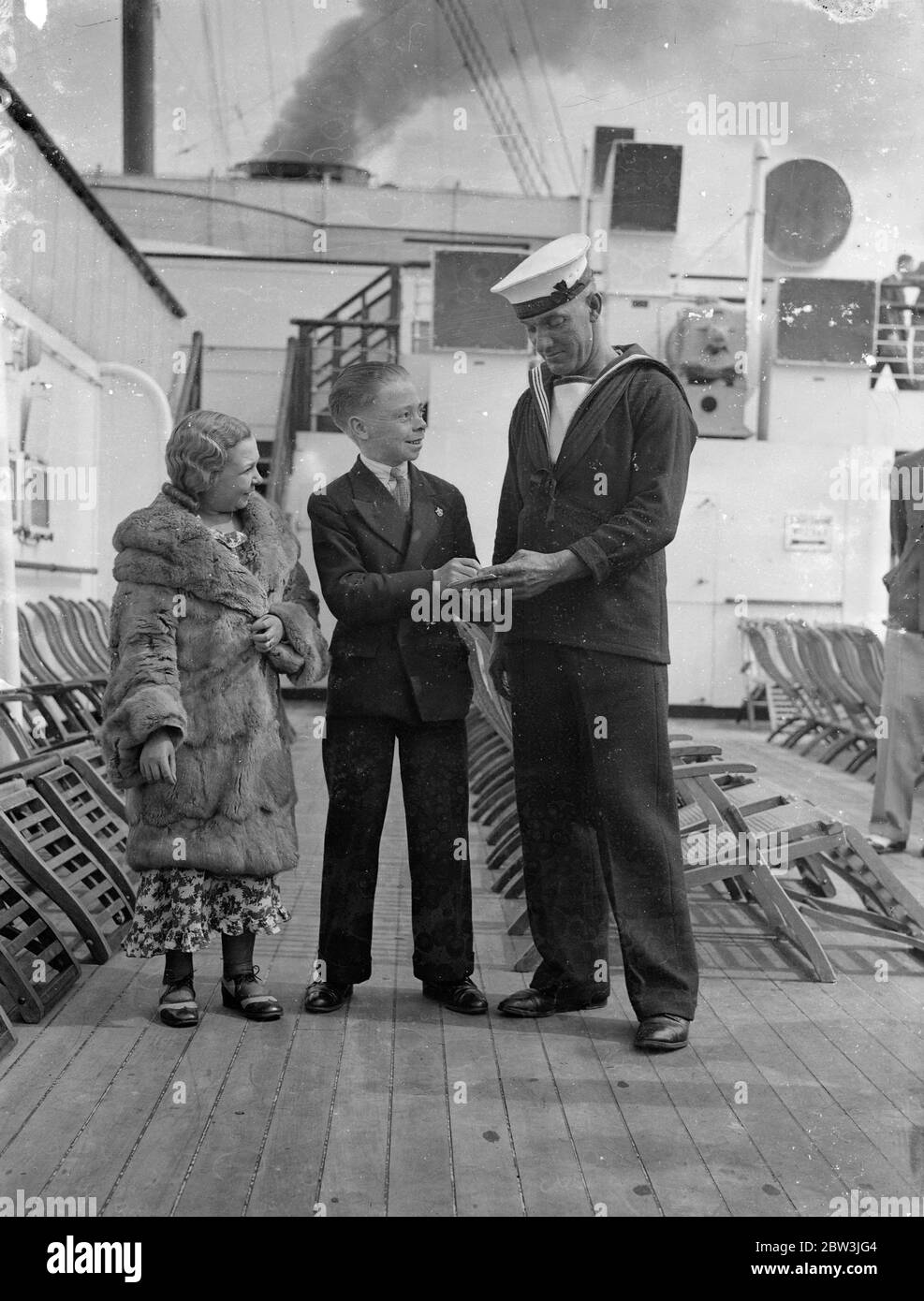 Mr & Mrs Fred Cliff zwei der Menge des Zirkus midgets signing für eine Königin Mary Seemann [ 17 Jun 1936 ? ] Stockfoto