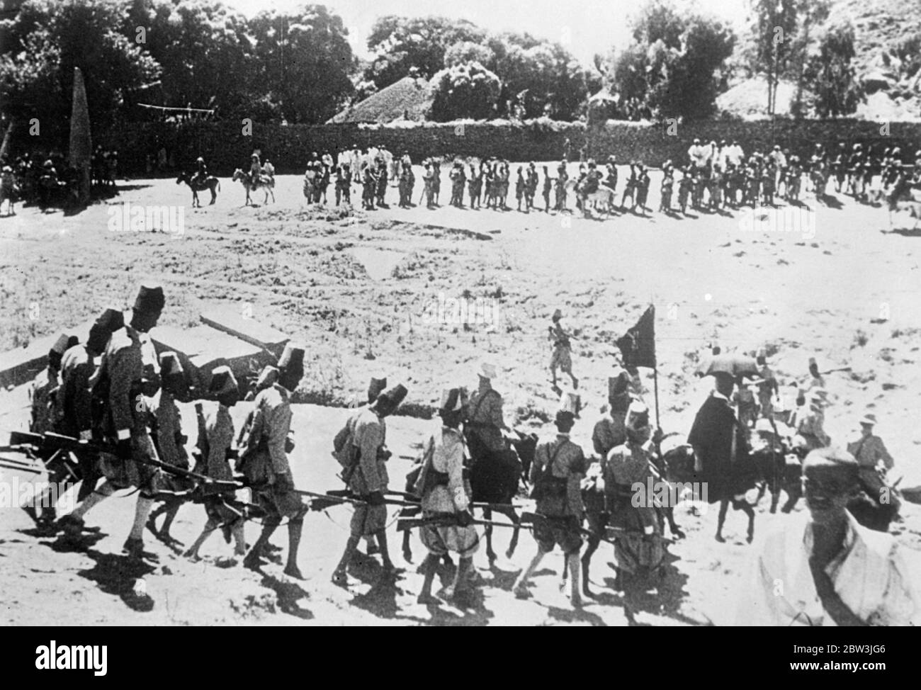 Askari Truppen mit Flaggen unter den italienischen Kolonialmächten dienen. Bilder der Abessinier-Kampagne von Ray Rousseau , Planet News-Mitarbeiter Fotograf aus Paris. 27. November 1935 Stockfoto