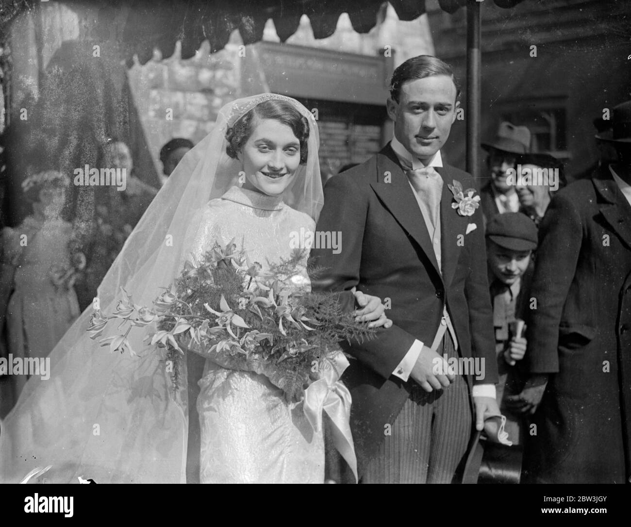 RAF Bräutigam in London Kirche . Mr T A R Parselle, Royal Air Force war verheiratet mit Miss D Lewis Hall in St. Peter ' s Church Cranley Gardens. Foto zeigt, die Braut und Bräutigam. 24. April 1936 Stockfoto