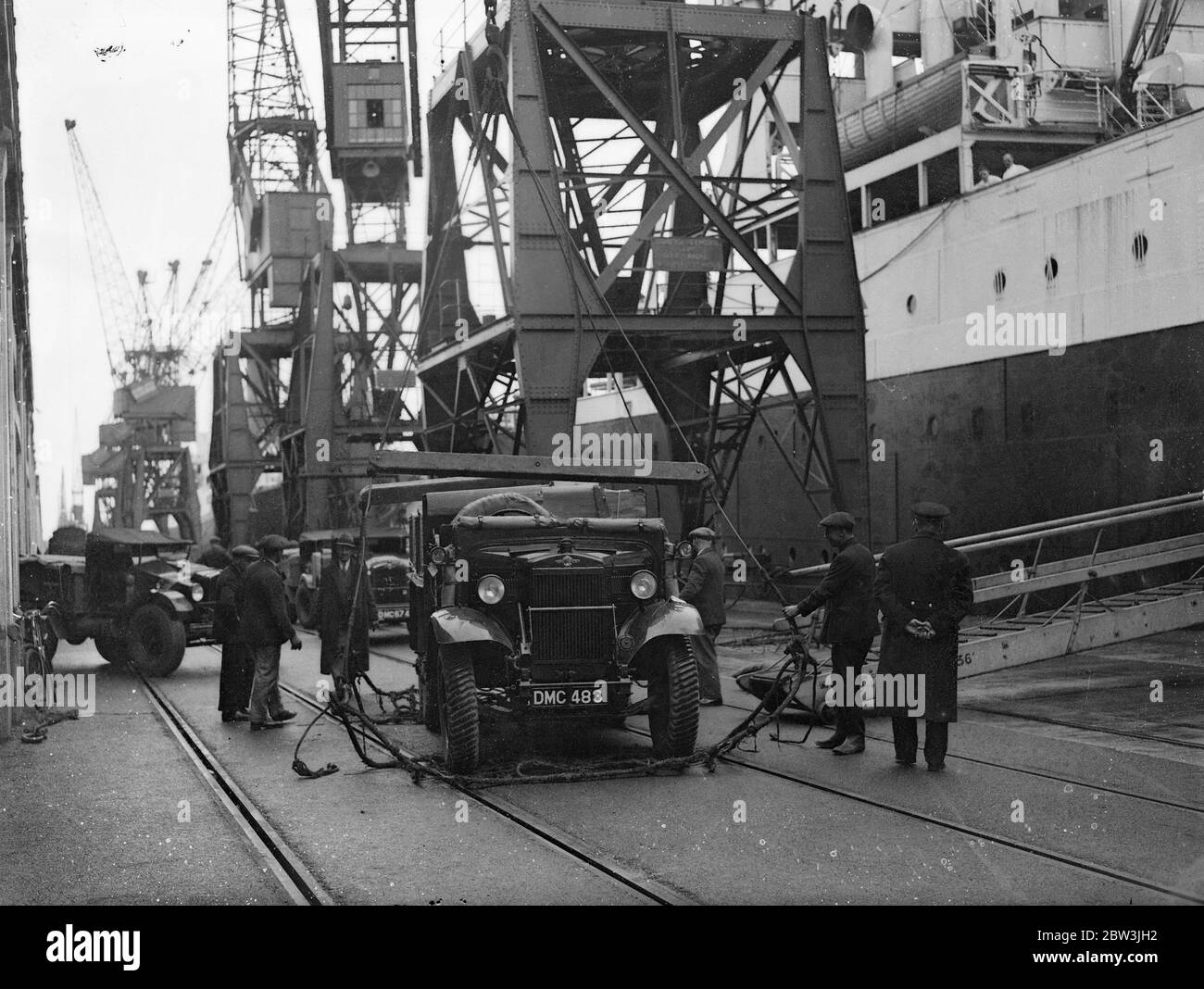 Scythia, berühmte Luxus-Liner, zur Troopship umgewandelt. Armee Lastwagen geladen . Armee Lastwagen neben Scythia, in Southampton, bereit, an Bord geschwungen werden. Januar 1936 Stockfoto