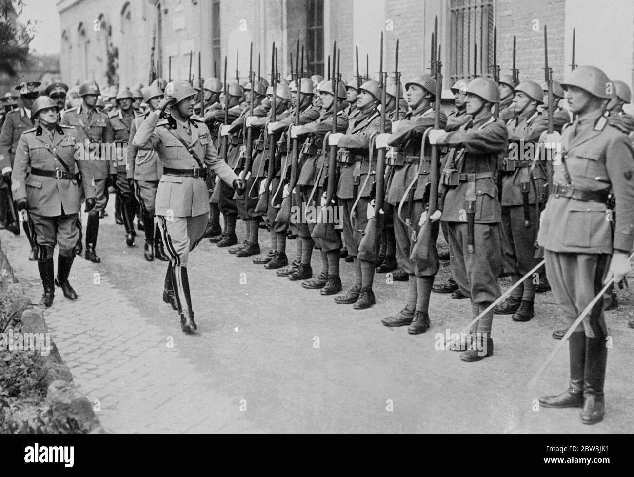 Prinz von Piemont inspiziert Grenadiere in Sardinien . Der Prinz von Piemont, Erbe des italienischen Thrones, stattete einen Besuch der Inspektion in Sardinien, um die Kasernen der Grenadiere, einer der berühmtesten italienischen Regimenter. Foto zeigt, der Prinz von Piemont trägt einen Stahlhelm, inspiziert die Grenadiere. 20. April 1936 Stockfoto