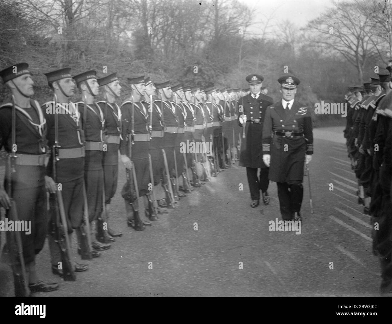 Evans der zerbrochenes Hieh Flagge als Kommandant in Chatham. Vizeadmiral Sir Edward R C B Evans, K C B, DSC, Evans der brach ", histe seine Flagge bei Chatham als Kommandant in Chief. In Folge Admiral Sir Hugh J Tweedie. "Evans of the Broke" , der 54 ist, ist der am meisten dekorierte Offizier in der Marine. Foto zeigt, Vizeadmiral Sir Edward Evans Inspektion der Ehrenwache. Dezember 1935 Stockfoto