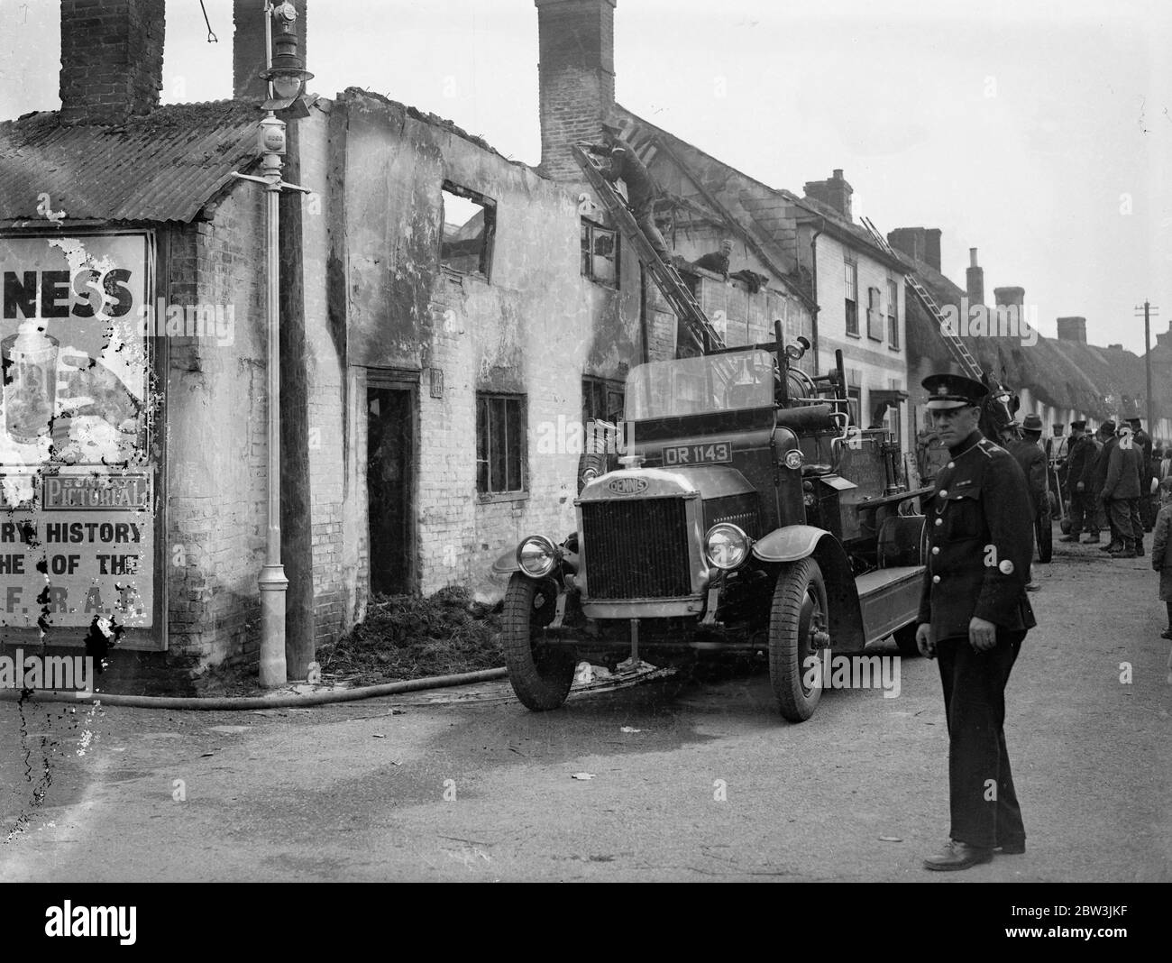 Vier strohgedeckte Hütten brennen in Andover im großen Feuer. Vier Strohdche Hütten brannte wütend in einem der schlimmsten Feuer in Andover gesehen ( Hampshire ) für 35 Jahre . Während Dutzende von Helfern versuchten, die Möbel der zum Tode verurteilten Hütten zu retten, strebten Feuerwehrleute an, um zu verhindern, dass sich die Flammen auf viele andere strohgedeckte Hütten in der Nähe ausbreiteten. 18 Menschen sind aufgrund der Flammen obdachlos, herr und frau Bacon , eine der Familien, die ihr Zuhause verloren haben, hat sechs Kinder. Foto zeigt, Feuerwehrleute bei der Arbeit auf der Flamme. Mai 1936 Stockfoto