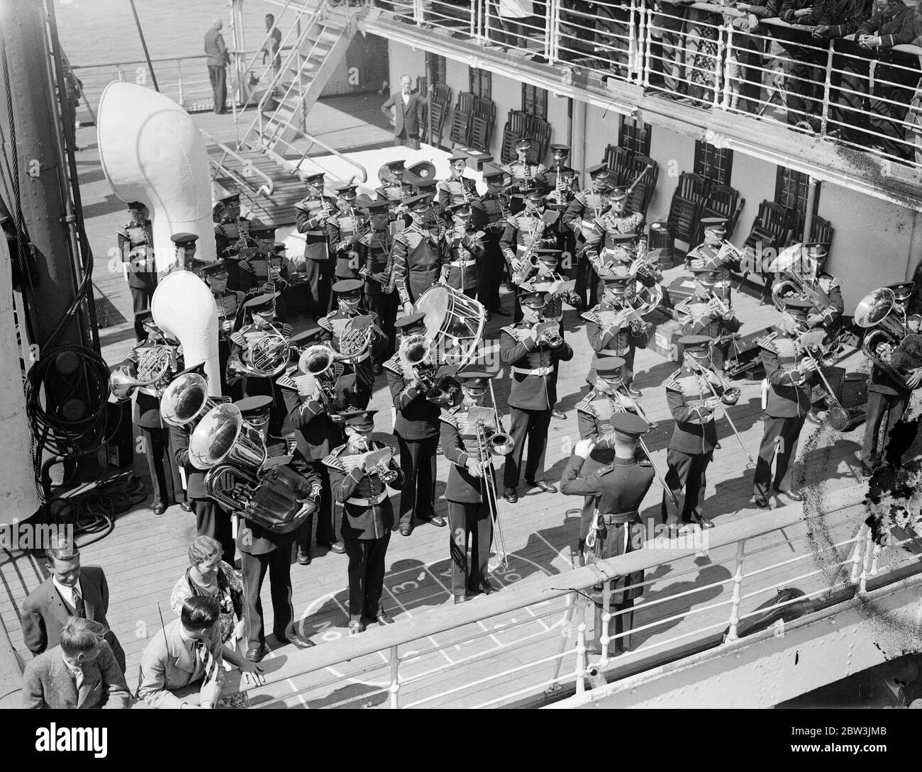 Musikalischer Abschied von der Irish Guards Band als sie Southampton verlassen, segelte die Band der Irish Guards von Southampton auf dem Liner Ascania, um auf der Canadian National Exhibition in Toronto zu spielen. Foto zeigt, die Irish Guards Band spielt der Menge als die Ascania segelte. Bis 10. August 1935 Stockfoto