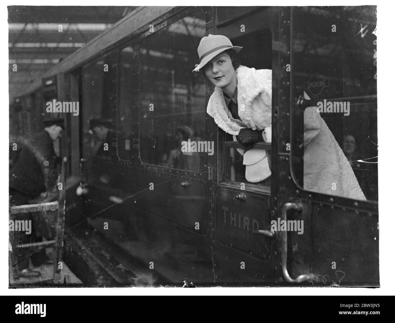 Gräfin von Warwick verlässt London nach Hollywood - Ehemann wird Filmschauspieler die Gräfin von Warwick, deren Ehemann wahrscheinlich der erste Earl sein wird, der Filmschauspieler wird, verließ Waterloo auf dem Bremer Bootszug nach New York, Von wo sie auf dem Luftweg nach Hollywood gehen wird. Nach einem kurzen Aufenthalt wird sie wahrscheinlich mit Herrn und Frau nach Honolulu reisen. Douglas Fairbanks , Senior. Der Earl of Warwick unterzog sich vor kurzem Filmtests, deren Ergebnisse zur Inspektion nach Hollywood geschickt wurden. Er wartet nun darauf zu hören, ob er ein Filmschauspieler zu einem Gehalt von £ 10, 000 pro Jahr sein soll. Foto Zeigt : Count Stockfoto