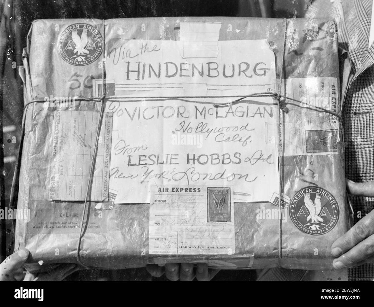 Die am meisten bereiste Jacke der Welt! . Hergestellt für Victor McLaglen  in London, nahm Luftschiff Hindenburg es über den Atlantik. Innerhalb von  vier Tagen nach dem letzten Stich in einen in