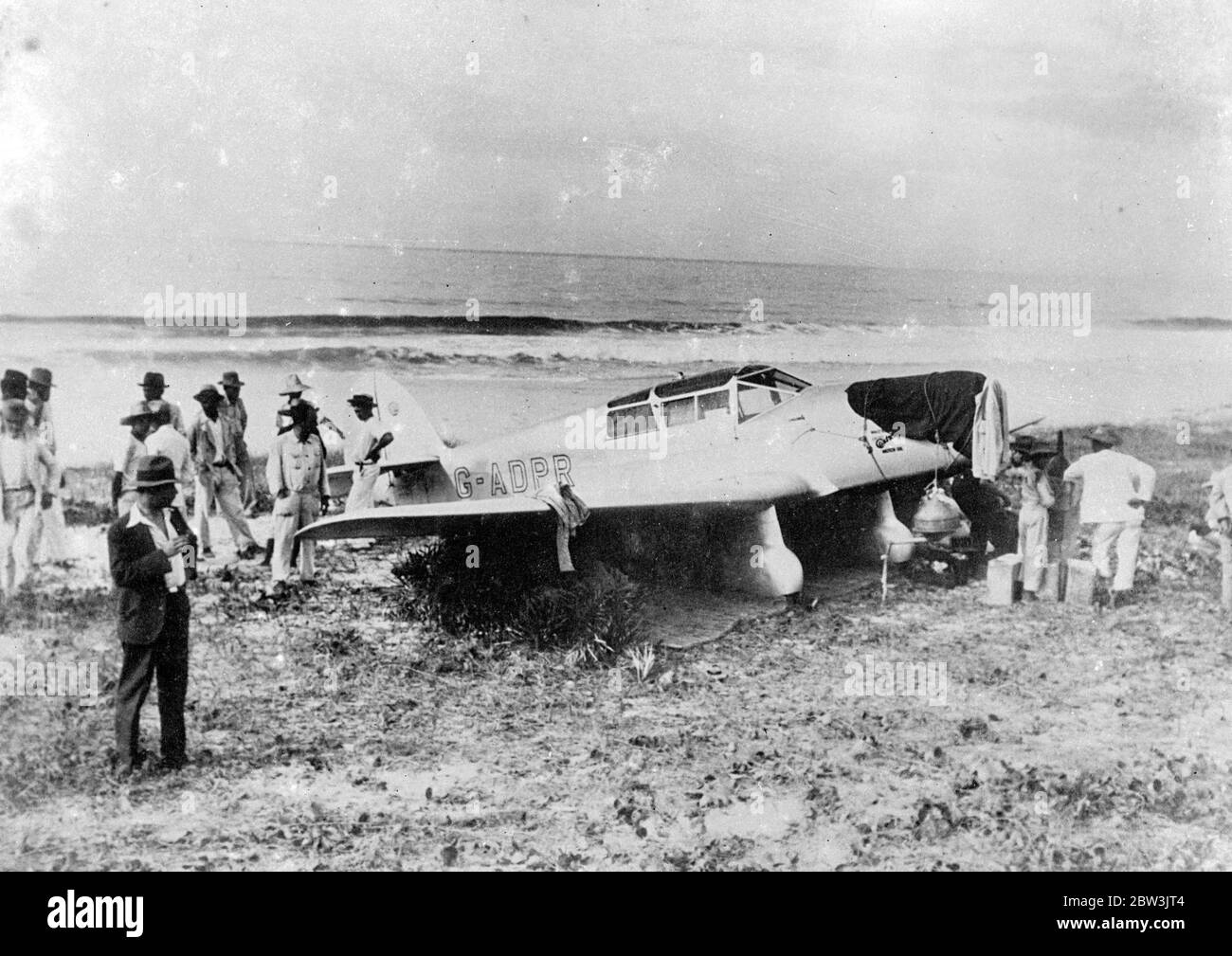 Wo Jean Batten wurde nach Rekord Atlantic Crossing gezwungen. Miss Jean Batten 's Flugzeug von einer Menge am Strand von Araruama umgeben. Dezember 1935 Stockfoto